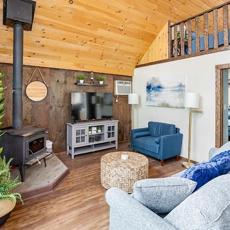 Quaint Loft Cabin W Hot Tub, Firepit, Deck & Grill Hedgesville ภายนอก รูปภาพ