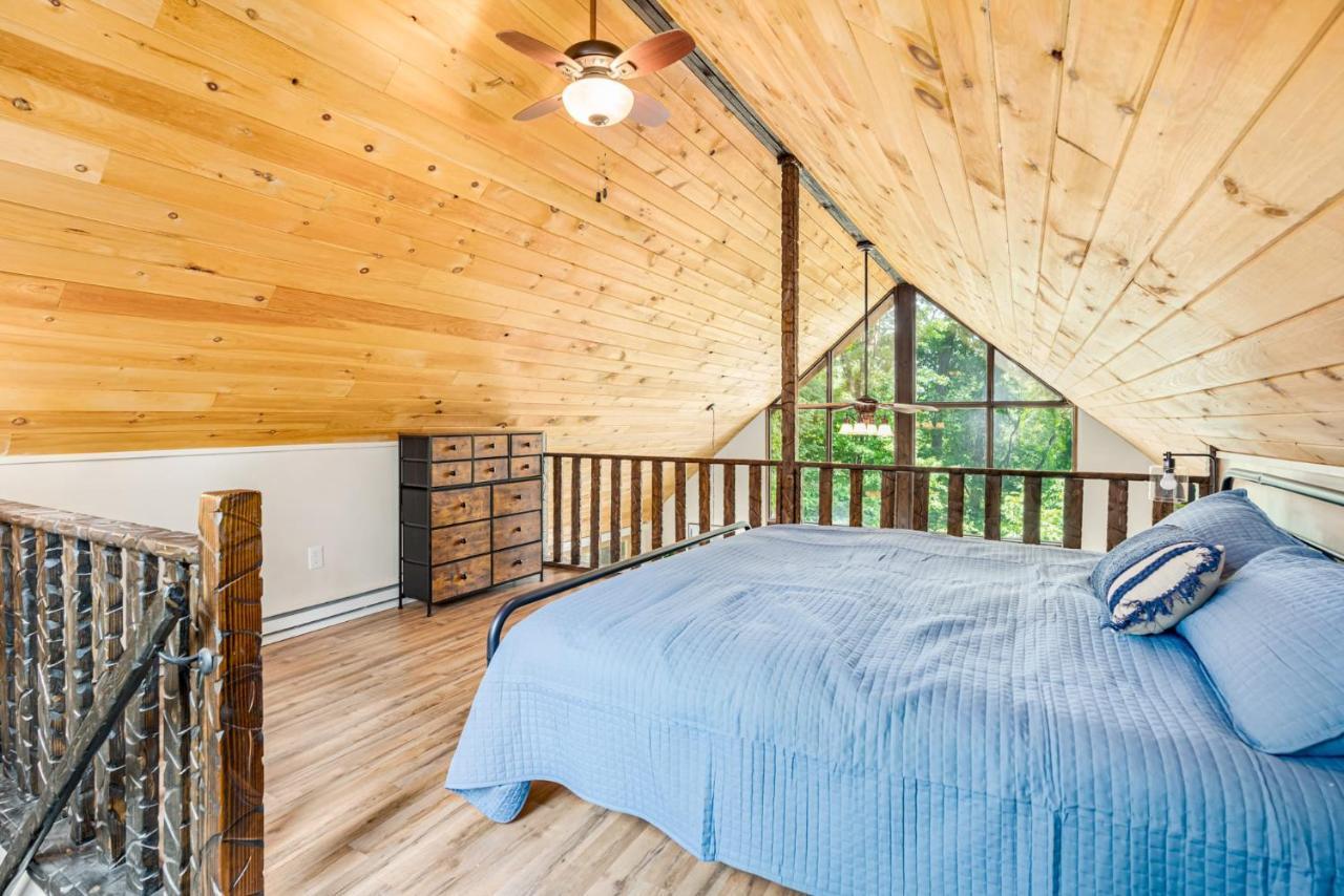 Quaint Loft Cabin W Hot Tub, Firepit, Deck & Grill Hedgesville ภายนอก รูปภาพ