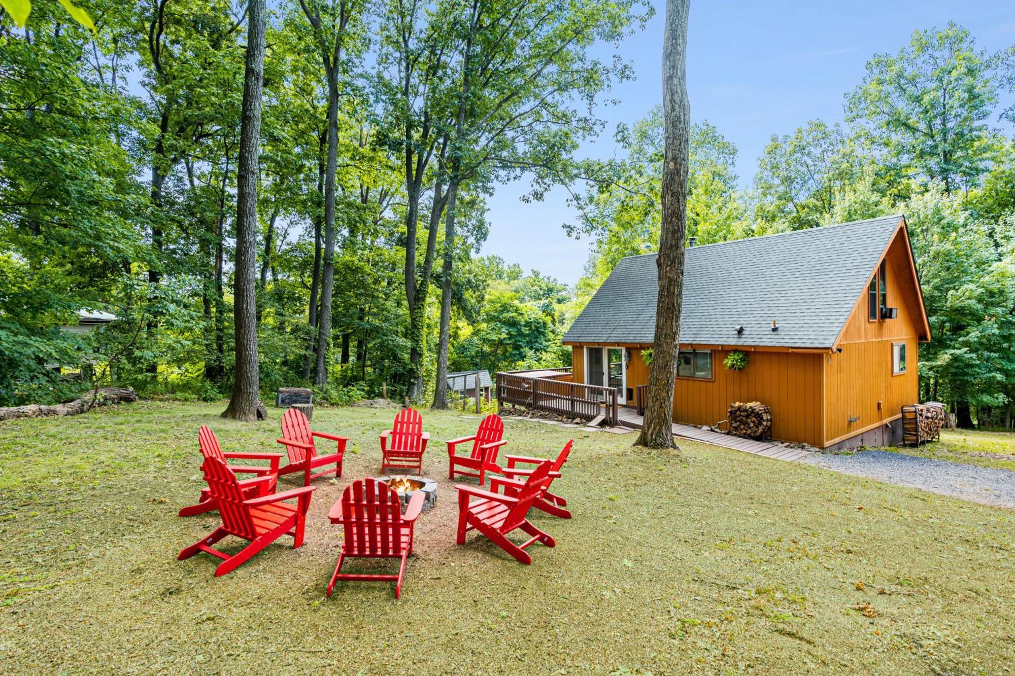 Quaint Loft Cabin W Hot Tub, Firepit, Deck & Grill Hedgesville ภายนอก รูปภาพ