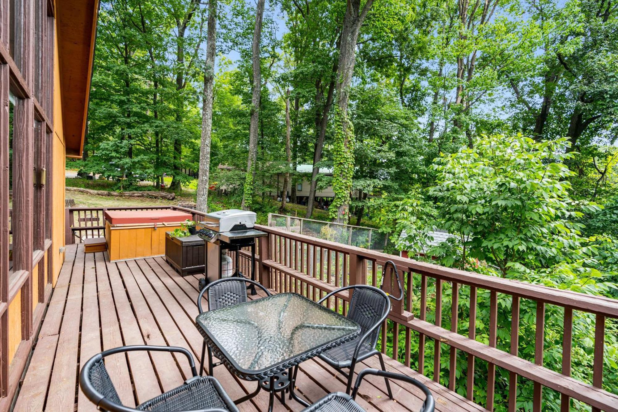 Quaint Loft Cabin W Hot Tub, Firepit, Deck & Grill Hedgesville ภายนอก รูปภาพ